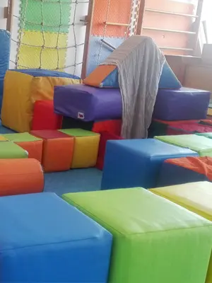 Sala de psicomotricidad en una sesión con una niña con TEA